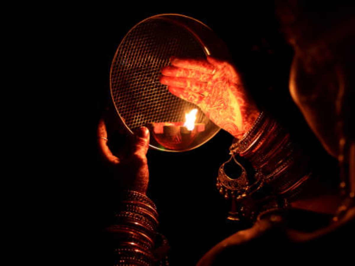 Karwa Chauth 2024: पति से दूर हैं तो न हो परेशान, जानें कैसे रखें करवा चौथ व्रत