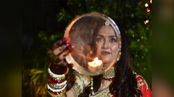 'मेरा चांद मुझे आया है नजर...', सुहागिनों ने खोला व्रत, देखें खूबसूरत तस्वीरें