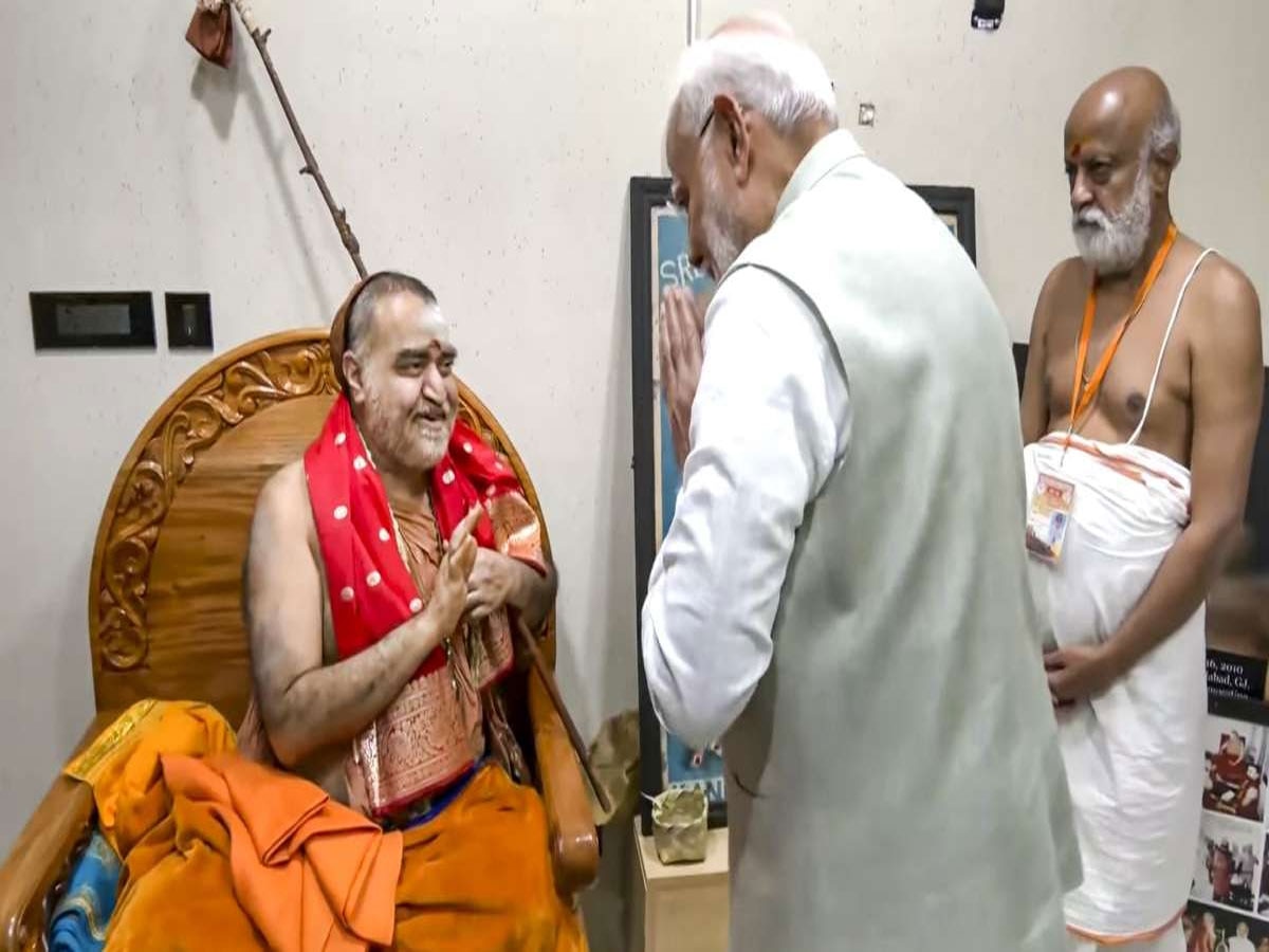 Vijayendra Saraswati: मोदी बगल में बैठे सुन रहे थे, स्वामी जी ने बता दिया NDA का अलग फुल फॉर्म