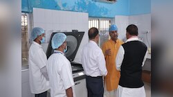 मंगल पांडेय का बन गयामजाक!डॉक्टरों के सिर पर सर्जिकल कवर तो मंत्री के सिर पर शूज कवर