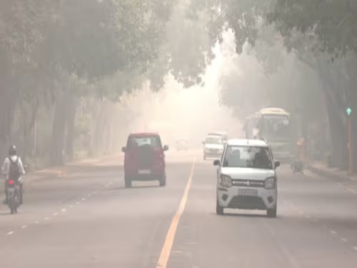 Delhi Pollution: दिल्ली में सुबह प्रदूषण के कारण छाई धुंध, बेहद खराब श्रेणी में पहुंची राजधानी में हवा