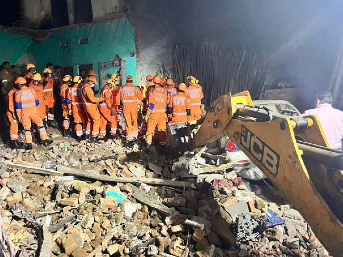 Bulandshahr Cylinder Blast: बुलंदशहर में फटा ऑक्सीजन सिलेंडर; 6 लोगों की हुई मौत Bulandshahr Cylinder Blast: बुलंदशहर में फटा ऑक्सीजन सिलेंडर; 6 लोगों की हुई मौत