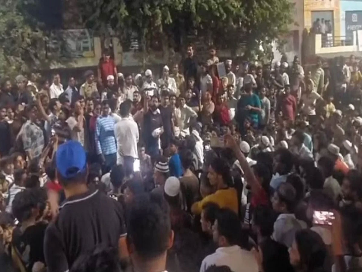 'आपत्तिजनक' टिप्पणी के बाद आरोपी के घर हंगामा; 700 मुसलमानों के खिलाफ केस दर्ज, 19 गिरफ्तार 'आपत्तिजनक' टिप्पणी के बाद आरोपी के घर हंगामा; 700 मुसलमानों के खिलाफ केस दर्ज, 19 गिरफ्तार