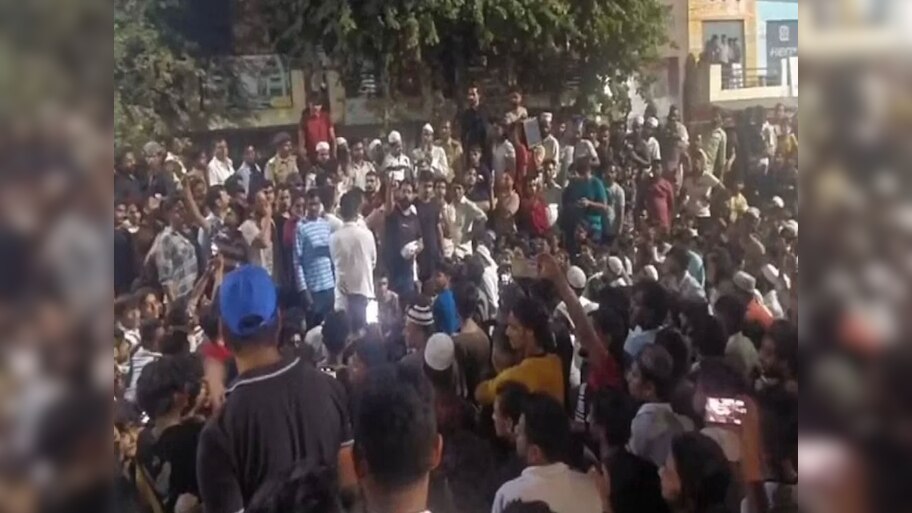 'आपत्तिजनक' टिप्पणी के बाद आरोपी के घर हंगामा; 700 मुसलमानों के खिलाफ केस दर्ज, 19 गिरफ्तार