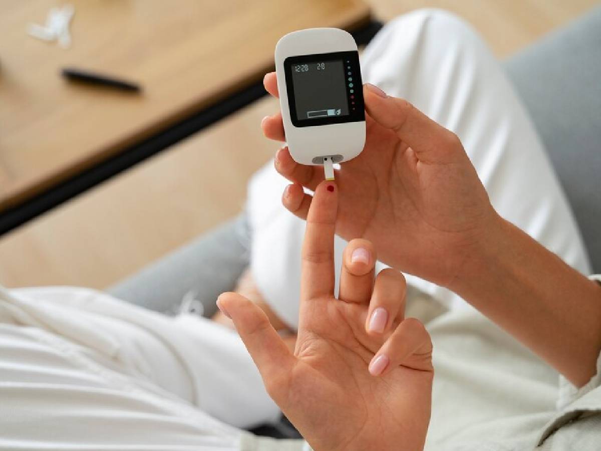 डायबिटीज मरीज रात को सोने से पहले पी लें ये पीला पानी, तेजी से कम होगा शुगर लेवल