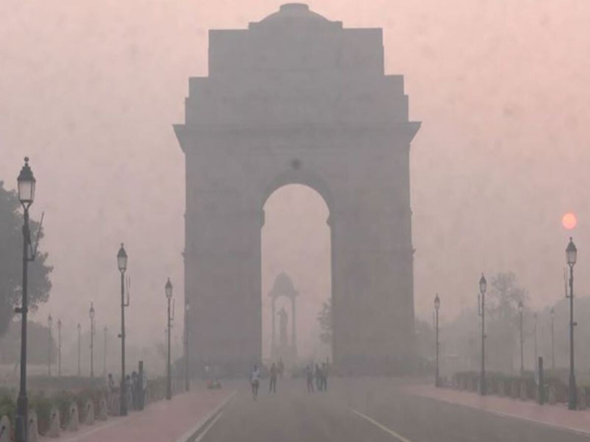 Delhi Pollution: दिल्ली में छाई धुंध की मोटी परत, लोगों को हो रही आंखों में जलन, दुख रहा गला 