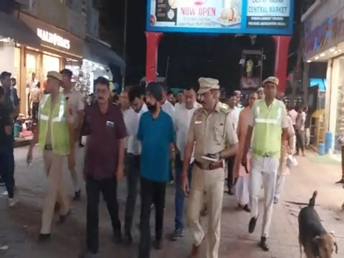 Delhi: रोहिणी बम धमाके के बाद लाजपत नगर में सुरक्षा को लेकर अलर्ट पुलिस, चेकिंग के मिल रही मार्केट में एंट्री