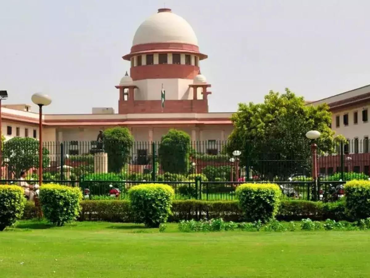 https://hindi.cdn.zeenews.com/hindi/sites/default/files/2024/10/23/3348402-supreme-court-1123.jpg?im=FitAndFill=(1200,900)