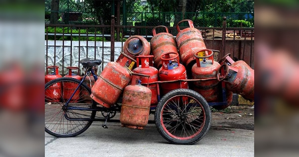 Free Gas Cylinders: इस दिवाली फ्री गैस सिलेंडर कैसे पाएं? घर बैठे ऐसे करें अप्लाई