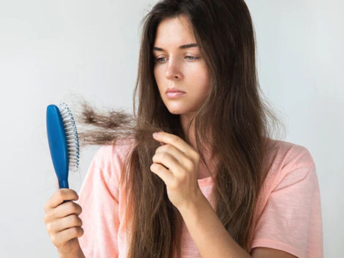 Hair Loss: महंगी दवाइयों को कहें बाय-बाय, इस एक आयुर्वेदिक नुस्खे से रुक जाएगा बालों का झड़ना!