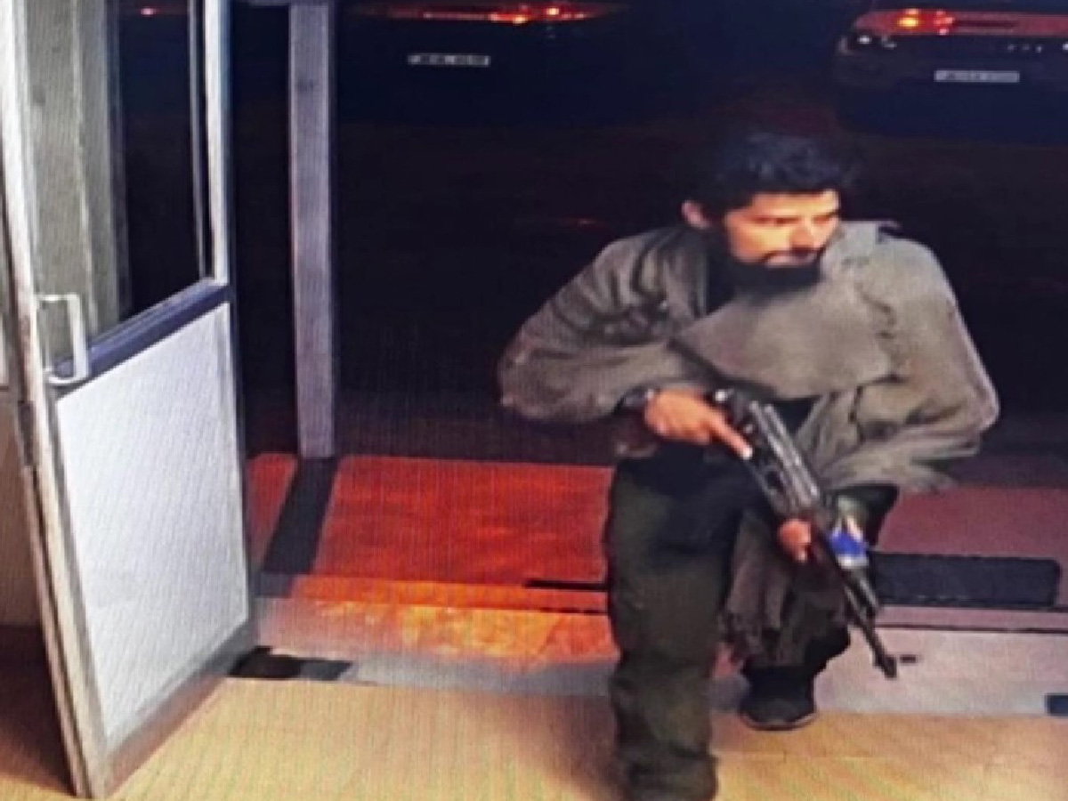 Ganderbal CCTV: क्या फेक है गांदरबल में हुए हमले का वीडियो? कैंप में घुसते दिख रहे हैं आतंकी Ganderbal CCTV: क्या फेक है गांदरबल में हुए हमले का वीडियो? कैंप में घुसते दिख रहे हैं आतंकी