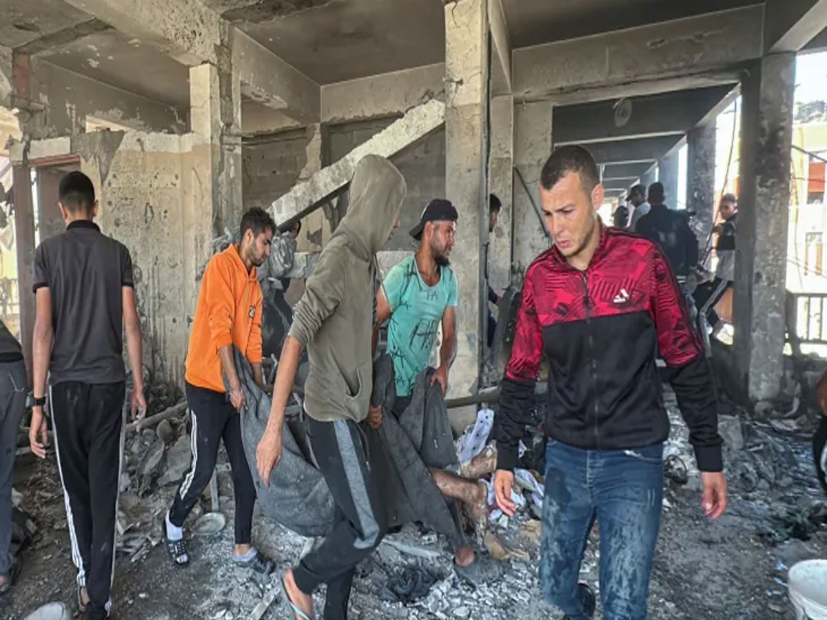 इज़रायली बमबारी से दहल उठा नुसीरत रिफ्यूजी कैंप, हर जगह बिखरी लाशें, 17 की मौत इज़रायली बमबारी से दहल उठा नुसीरत रिफ्यूजी कैंप, हर जगह बिखरी लाशें, 17 की मौत