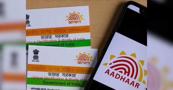 Aadhaar: आधार कार्ड सही उम्र निर्धारित करने के लिए वैध दस्तावेज है या नहीं? सुप्रीम कोर्ट ने जारी किया ये आदेश