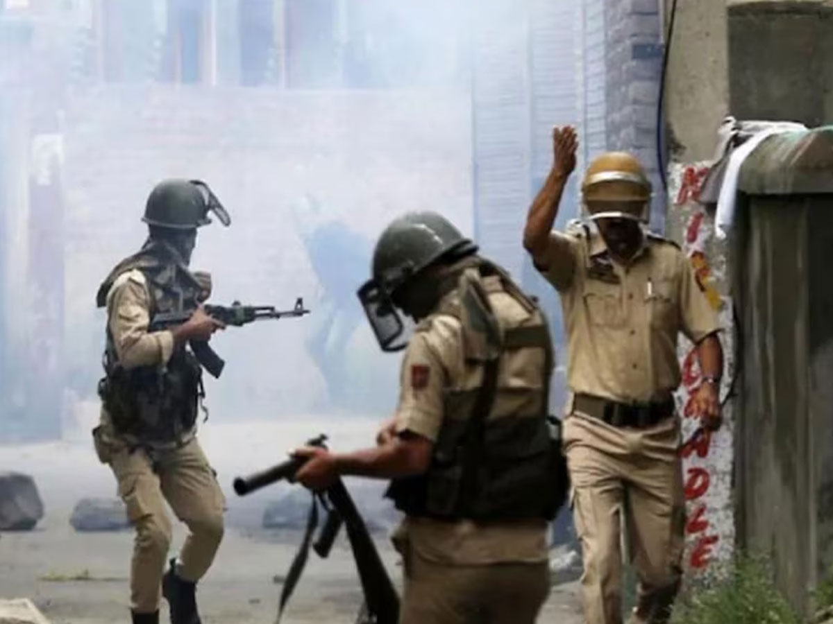 जम्मू-कश्मीर में LoC के पास आतंकी हमला, 2 जवान शहीद, 2 की मौत जम्मू-कश्मीर में LoC के पास आतंकी हमला, 2 जवान शहीद, 2 की मौत