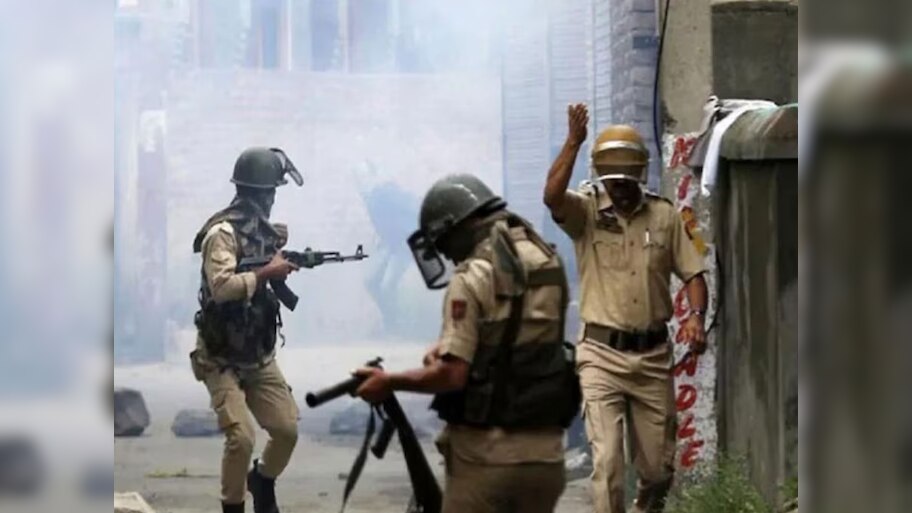 जम्मू-कश्मीर में LoC के पास आतंकी हमला, 2 जवान शहीद, 2 की मौत