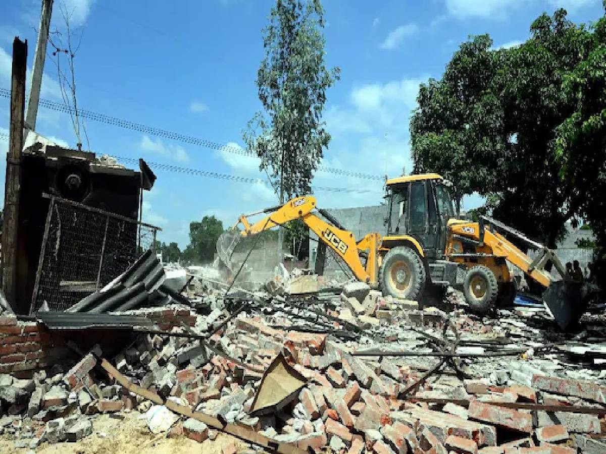 Bulldozer Action: नोएडा में 50 करोड़ की संपत्ति पर चला बुल्डोजर, तोड़ा गया अवैध निर्माण