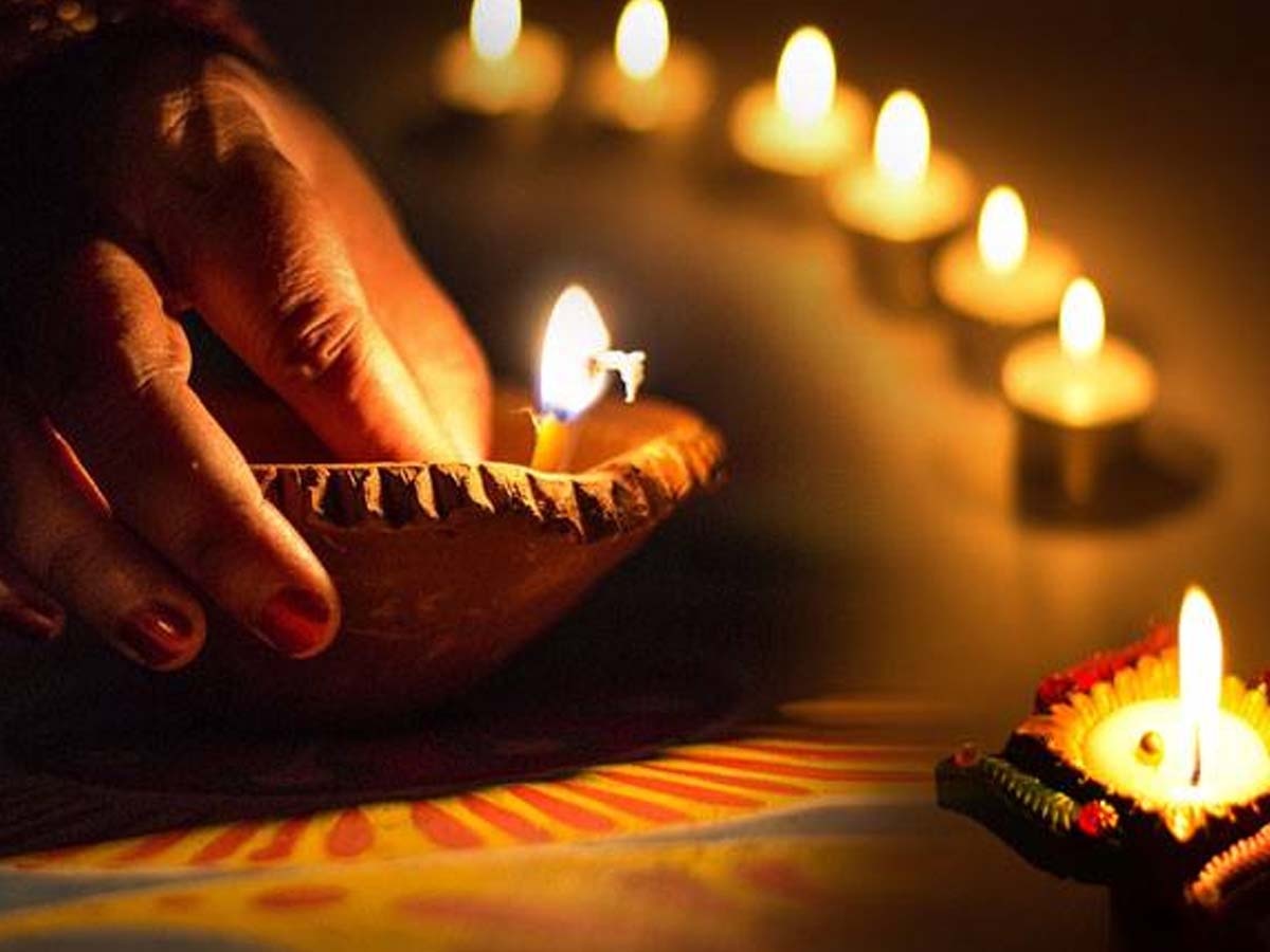 Diwali 2024: दिवाली पर वास्तु के हिसाब से जलाएं दीये, परिवार पर सालभर होती रहेगी धनवर्षा; मां लक्ष्मी बना लेंगी स्थाई बसेरा