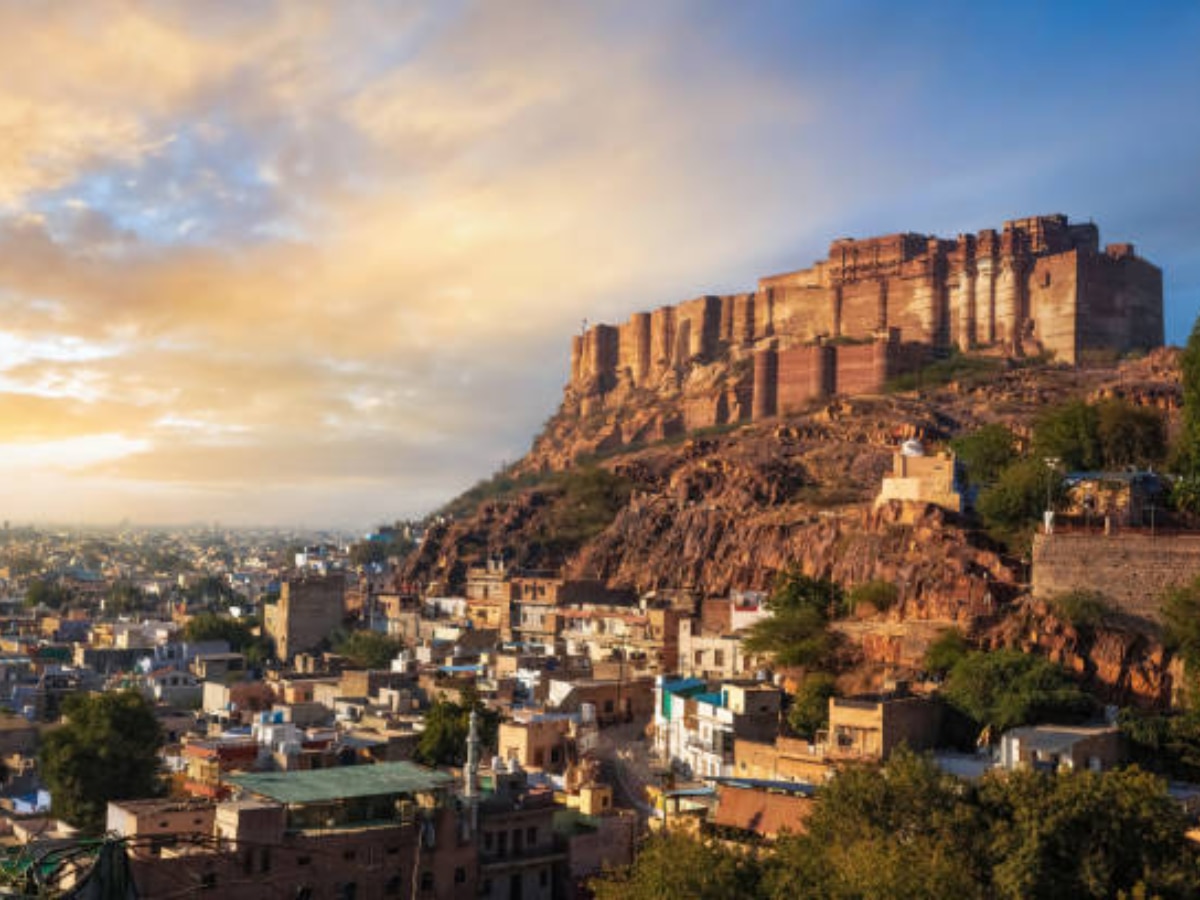 Rajasthan Weather Update: राजस्थान में ठंडी हवाएं करवा रही सर्दी का एहसास, पढ़ें वेदर अपडेट 