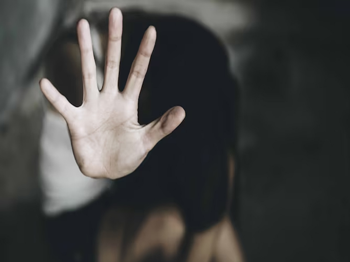 Rewa: भैरव बाबा के दर्शन करने गई महिला का गैंगरेप; पति को पेड़ से बांधा Rewa: भैरव बाबा के दर्शन करने गई महिला का गैंगरेप; पति को पेड़ से बांधा