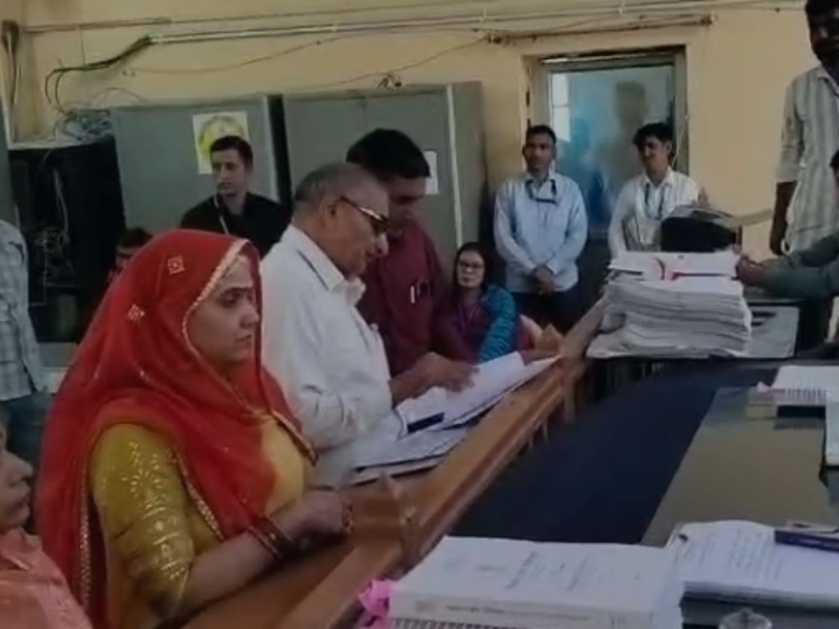 Rajasthan Live News: राष्ट्रीय लोकतांत्रिक पार्टी के उम्मीदवार कनिका बेनीवाल ने नामांकन किया दाखिल,  रिटर्निंग अधिकारी हरी सिंह शेखावत के समक्ष प्रस्तुत किया नामांकन 