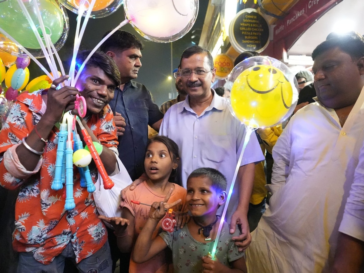 Arvind Kejriwal: दिल्ली में विकासपुरी में पदयात्रा के दौरान अरविंद केजरीवाल पर हमले की कोशिश!