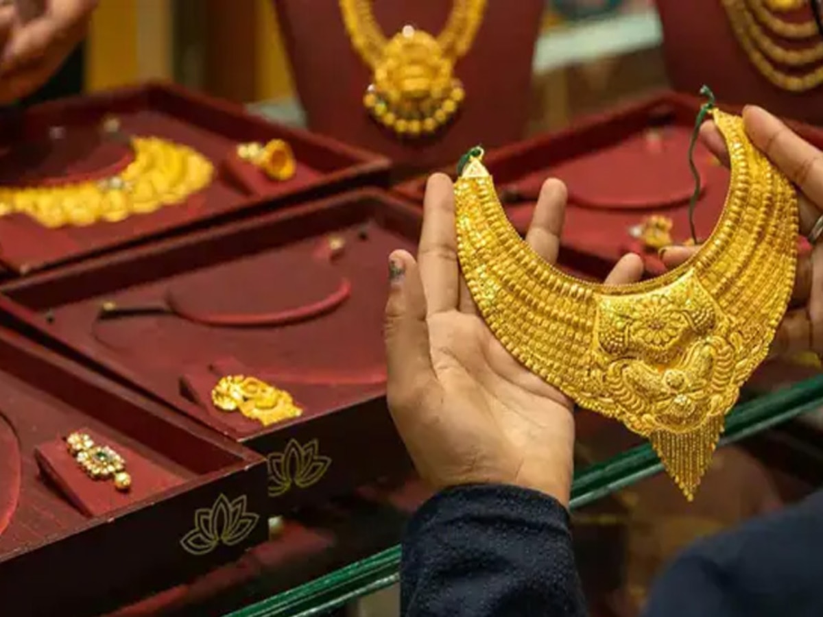 Gold Price Today: धनतेरस से पहले सोने के भाव में बड़ी गिरावट, फटाफट कर लें खरीदारी