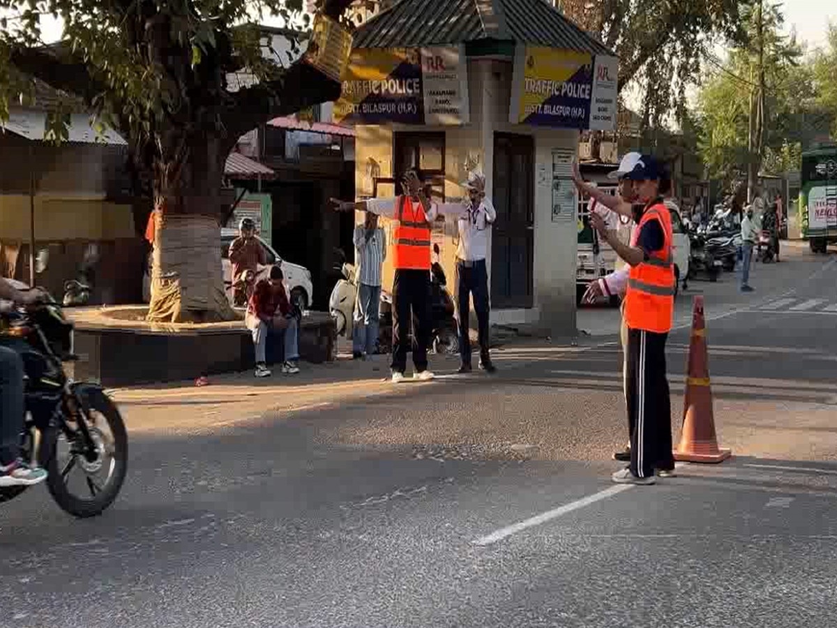 त्योहारी सीजन के चलते ट्रैफिक वालंटियर सड़कों पर उतरे, यातायात व्यवस्था संभालने कर रहे मदद