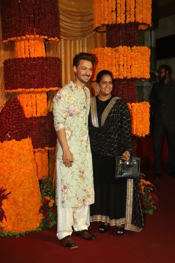 पति आयुष संग पहुंचीं सलमान की बहन