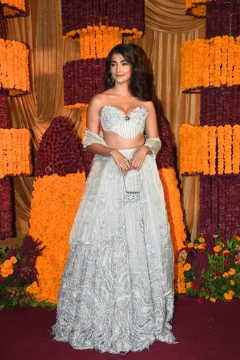 सिल्वर लहंगे में नजर आईं पूजा हेगड़े