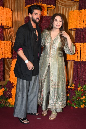 पति जहीर संग पहुंची सोनाक्षी