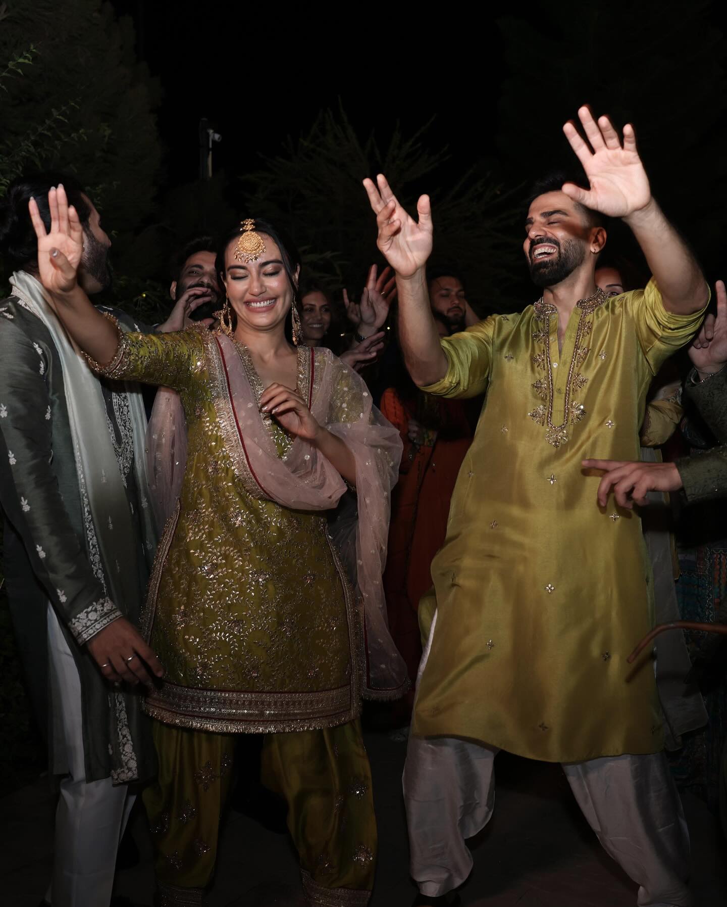 हरे सूट में होने वाले पति संग दिखी ट्विनिंग