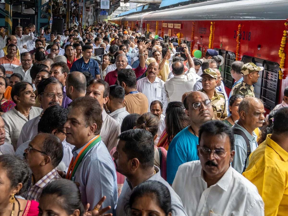 शिवसेना ने बांद्रा टर्मिनस स्टेशन हादसे पर सरकार को घेरा; कहा- चुनाव जीतना चाहते हैं लेकिन...