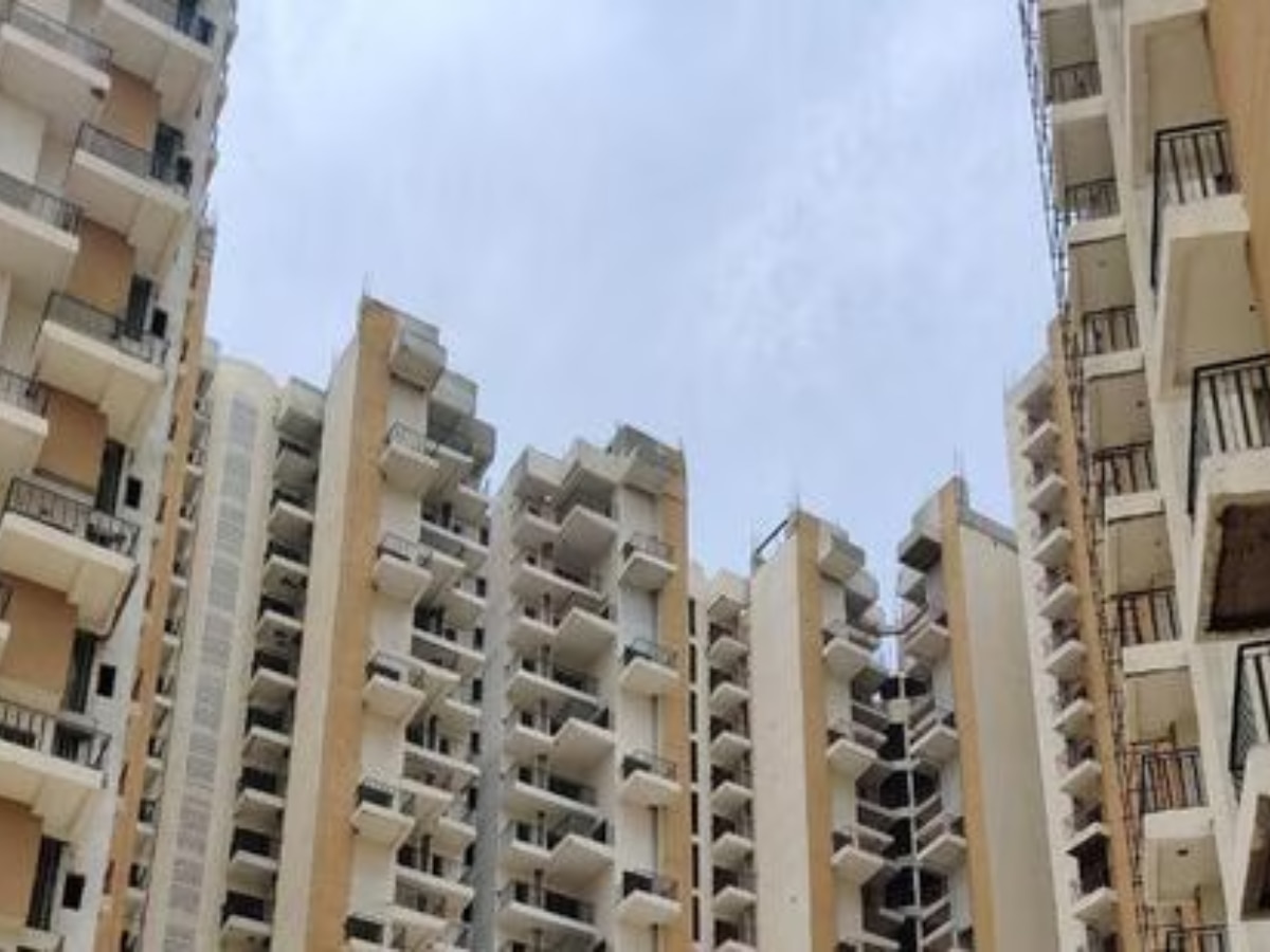 Greater Noida News: नोएडा में फ्लैट खरीदना हुआ आसान, प्राधिकरण ने लिया बड़ा फैसला 