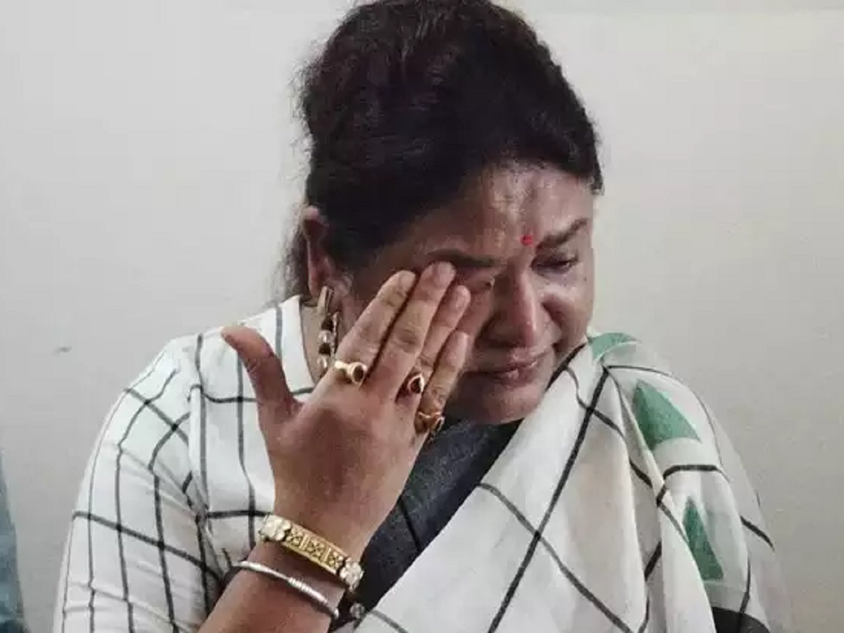 'मेरे पति जीवित नहीं, इसलिए अंसारी ने...', मंत्री इरफान के बयान पर रो पड़ीं हेमंत सोरेन की भाभी! 'मेरे पति जीवित नहीं, इसलिए अंसारी ने...', मंत्री इरफान के बयान पर रो पड़ीं हेमंत सोरेन की भाभी!