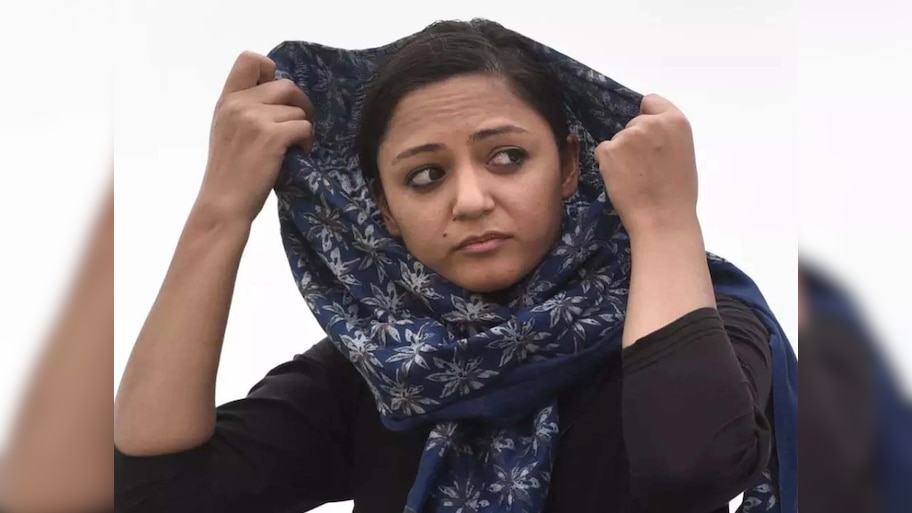 भारत सरकार के खिलाफ मोर्चा खोलने वाली शेहला ने मुस्लिमों पर लिखी किताब; जम्मू व कश्मीर के राज्यपाल ने की तारीफ