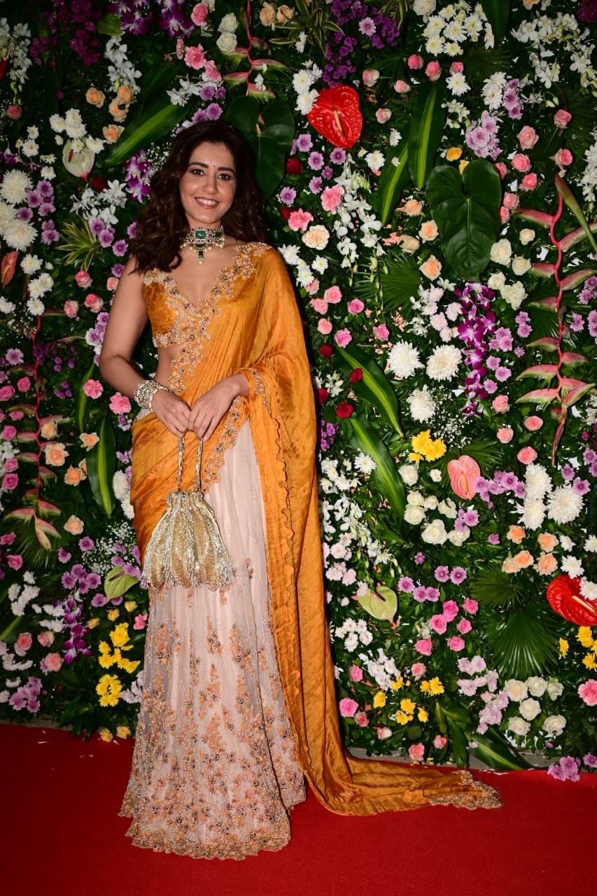 राशि खन्ना से नुसरत भरूचा तक.. एकता कपूर की दिवाली पार्टी सजी सितारों की महफिल; टीवी से लेकर बॉलीवुड सेलेब्स ने की धमाकेदार एंट्री 32 बेहद प्यारी लगीं राशि खन्ना