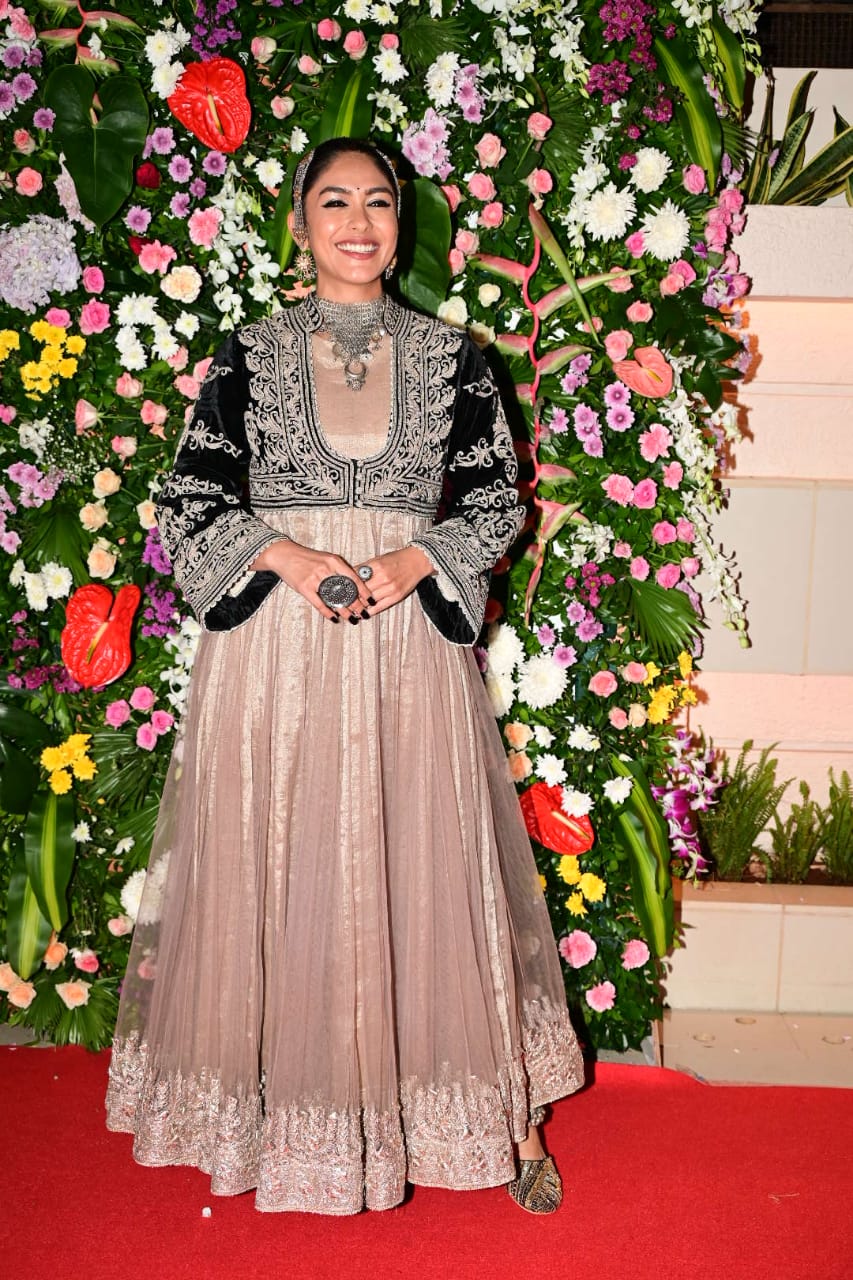 राशि खन्ना से नुसरत भरूचा तक.. एकता कपूर की दिवाली पार्टी सजी सितारों की महफिल; टीवी से लेकर बॉलीवुड सेलेब्स ने की धमाकेदार एंट्री 36 मृणाल ठाकुर का यूनिक स्टाइल