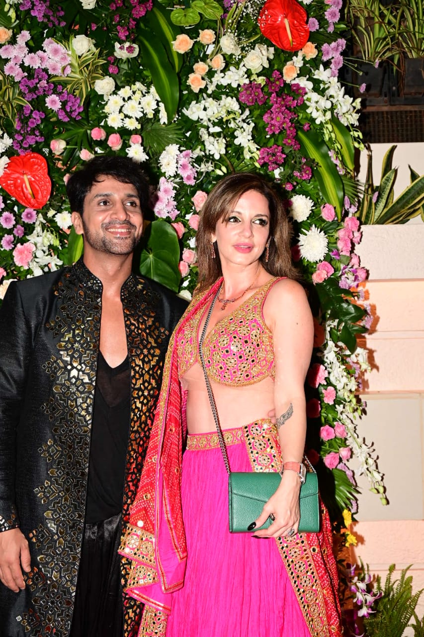 राशि खन्ना से नुसरत भरूचा तक.. एकता कपूर की दिवाली पार्टी सजी सितारों की महफिल; टीवी से लेकर बॉलीवुड सेलेब्स ने की धमाकेदार एंट्री 39 बॉयफ्रेंड अर्शलान संग पहुंचीं सुजैन