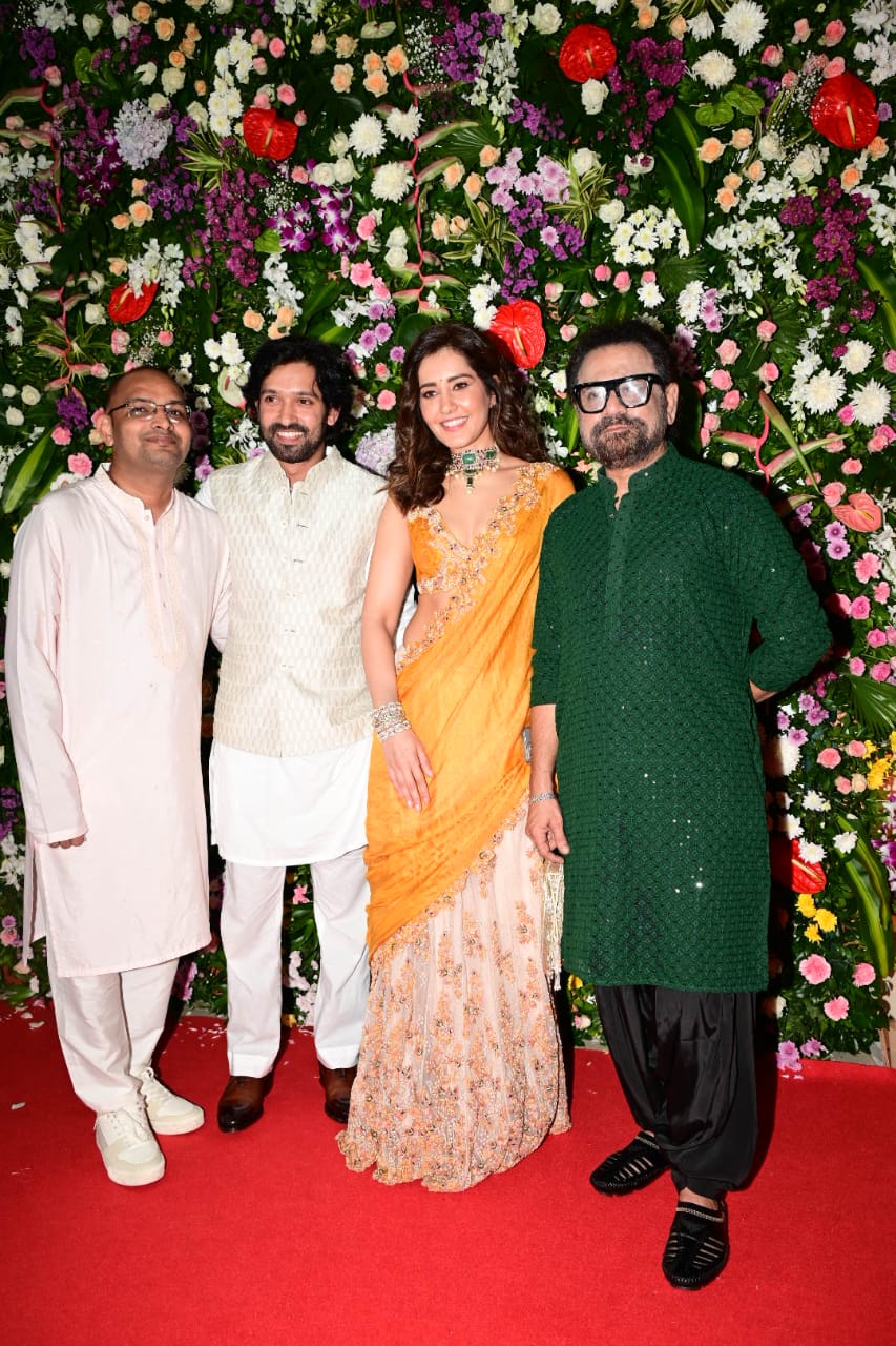 राशि खन्ना से नुसरत भरूचा तक.. एकता कपूर की दिवाली पार्टी सजी सितारों की महफिल; टीवी से लेकर बॉलीवुड सेलेब्स ने की धमाकेदार एंट्री 40 विक्रांत मैसी ने भी शिरकत