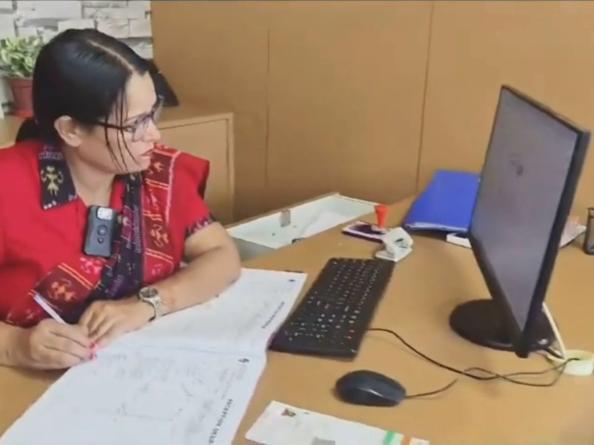 Commissionrate Police: ଥାନାରେ ଆଉ ଉତ୍ପାତ କରିପାରିବେନି ଅମାନିଆ, ପୋଲିସ ପିନ୍ଧିବ ବଡି କ୍ୟାମେରା Commissionrate Police: ଥାନାରେ ଆଉ ଉତ୍ପାତ କରିପାରିବେନି ଅମାନିଆ, ପୋଲିସ ପିନ୍ଧିବ ବଡି କ୍ୟାମେରା