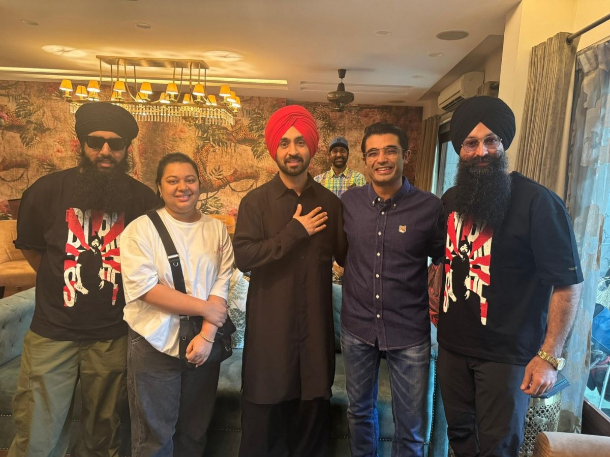 Diljit Dosanjh Concert:  ਗਾਇਕ ਦਿਲਜੀਤ ਦੁਸਾਂਝ ਨੇ ਭਾਜਪਾ ਦੇ ਰਾਸ਼ਟਰੀ ਬੁਲਾਰੇ ਜੈਵੀਰ ਸ਼ੇਰਗਿੱਲ ਨਾਲ ਦਿੱਲੀ 'ਚ ਕੀਤੀ ਮੁਲਾਕਾਤ, ਦੇਖੋ ਤਸਵੀਰਾਂ