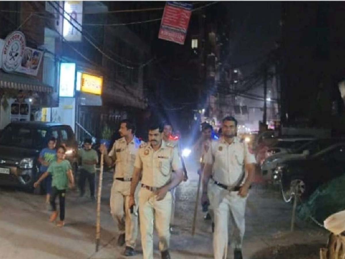 बेटा तेज आवाज में चला रहा था बुलेट; पुलिस ने रोका तो की हाथापाई