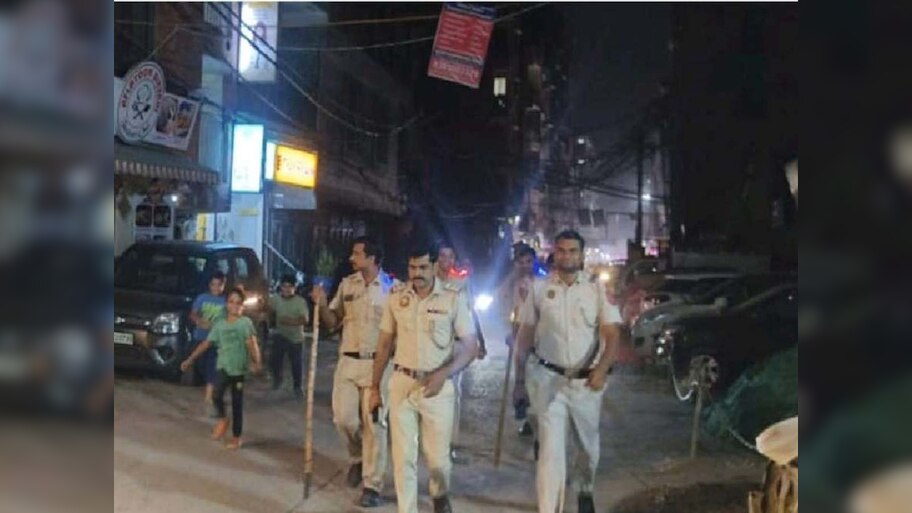 बेटा तेज आवाज में चला रहा था बुलेट; पुलिस ने रोका तो की हाथापाई