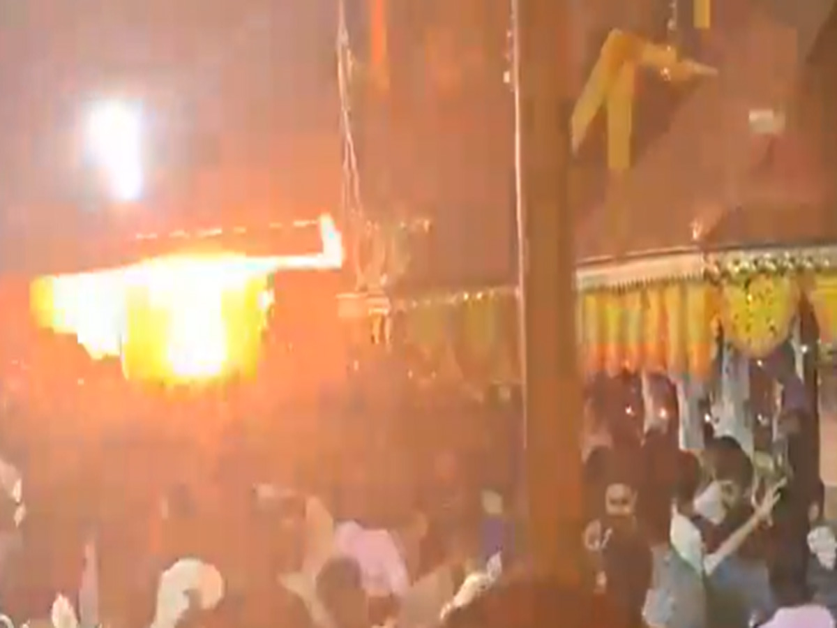 Kerala Fire: मंदिर के पास पटाखों में लगी आग, 150 घायल, 8 की हालत गंभीर Kerala Fire: मंदिर के पास पटाखों में लगी आग, 150 घायल, 8 की हालत गंभीर