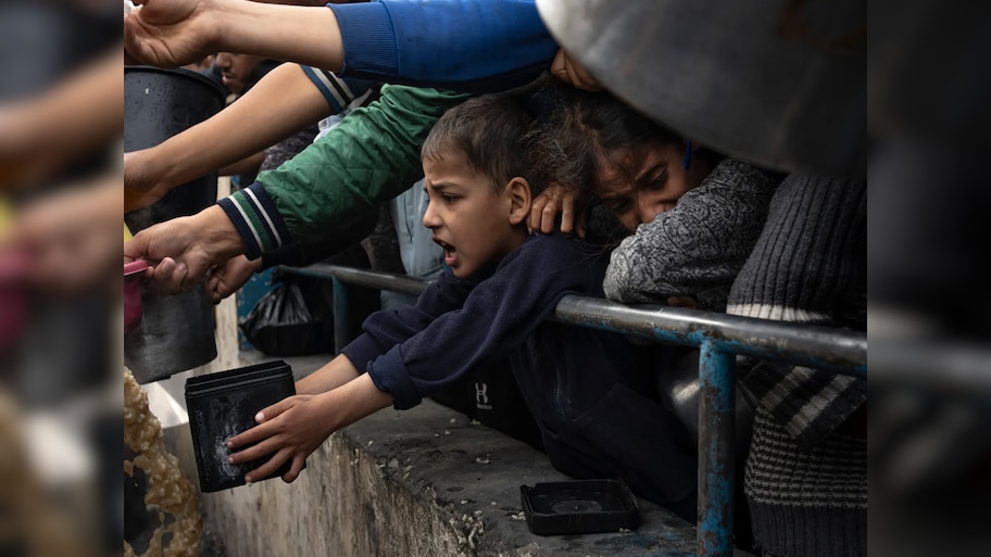 Gaza News: गोली से नहीं अब भूख से मरेंगे गाजा के लोग, UNRWA पर इजराइल ने लगाया बैन