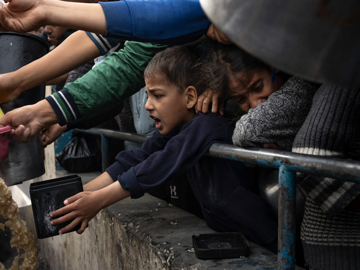 Gaza News: गोली से नहीं अब भूख से मरेंगे गाजा के लोग, UNRWA पर इजराइल ने लगाया बैन Gaza News: गोली से नहीं अब भूख से मरेंगे गाजा के लोग, UNRWA पर इजराइल ने लगाया बैन
