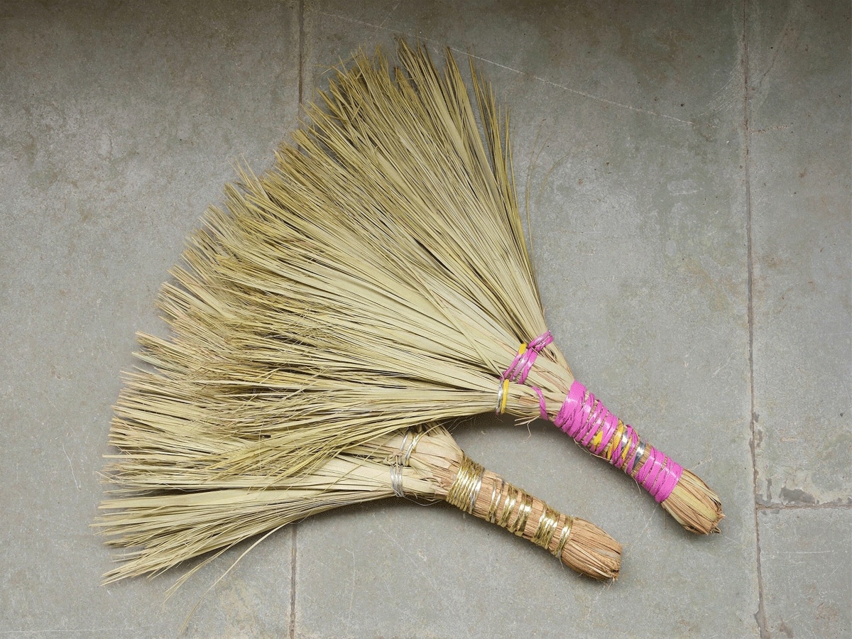 Dharm News dhateras 2024 broom upay purani jhadu ka kya karen 