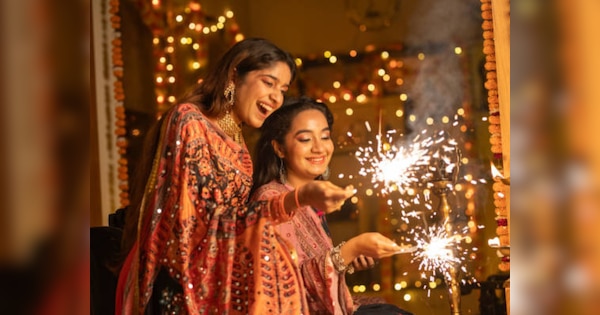 Diwali Safety Tips: दिवाली की खुशियों में भंग डाल सकती हैं  ये 4 गलतियां, लापरवाह बनने से पहले कर लें नोट