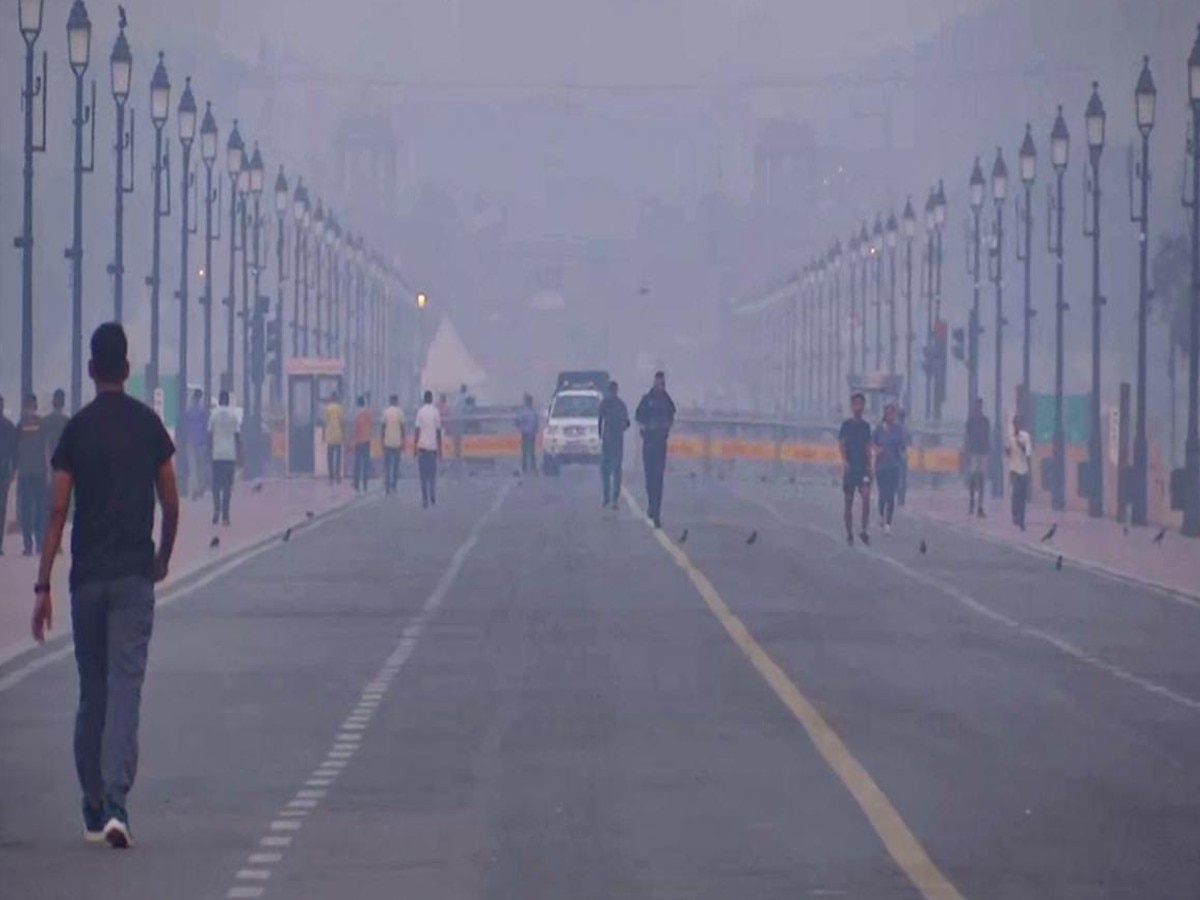 Delhi Weather Update: दिवाली से पहले दिल्ली एनसीआर की बिगड़ रही हवा, जानें क्या है आज का AQI