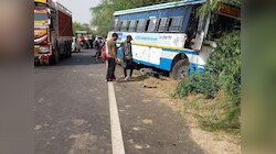 पुलिया से टकराकर उड़े बस के परखच्चे, तेज रफ्तार ने ले ली 10 लोगों की जान! 